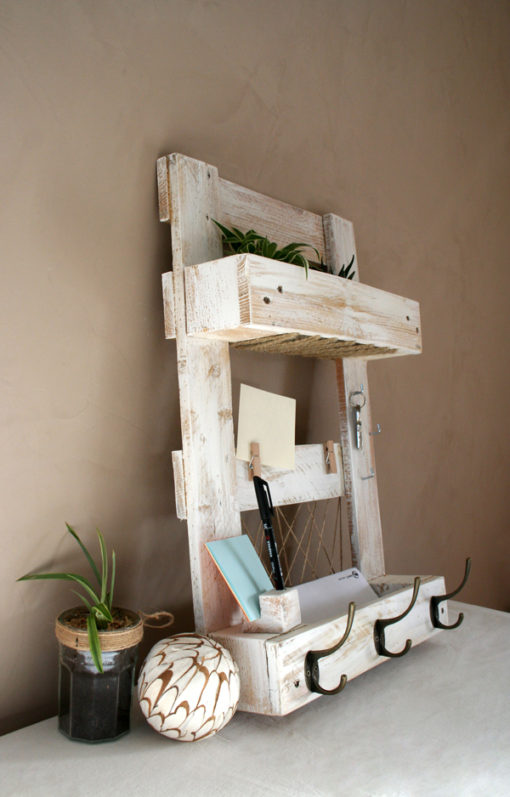courrier-lettre-porte-manteau-patère-bois-personnalisé-rangement-artisanal