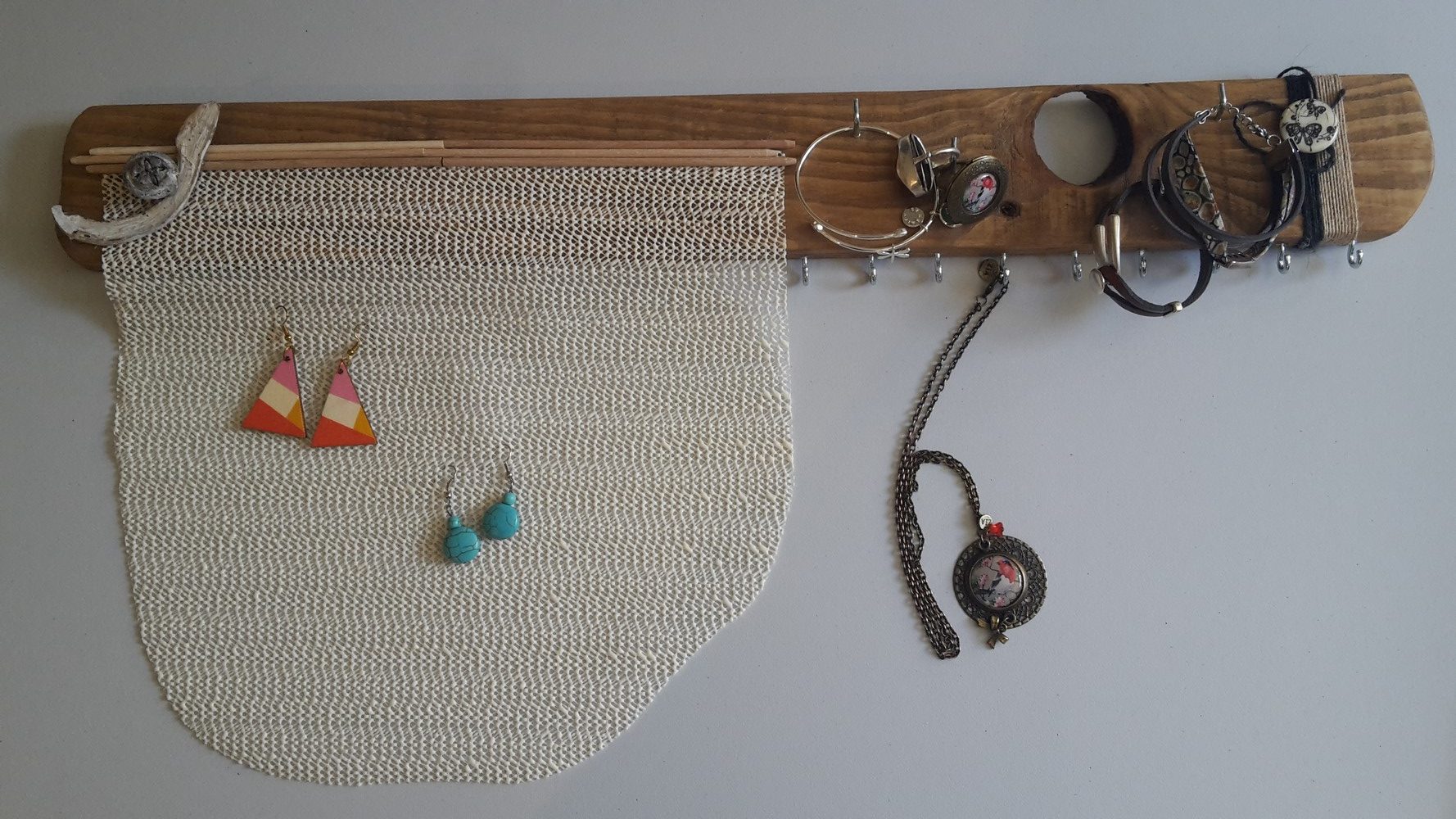 support bijoux-colliers-boucles-bracelets-maison-décoration-bois-pas de calais (4) présentoir-support-bijoux-mural-bois-personnalisé-artisanal-cadeau-décoration