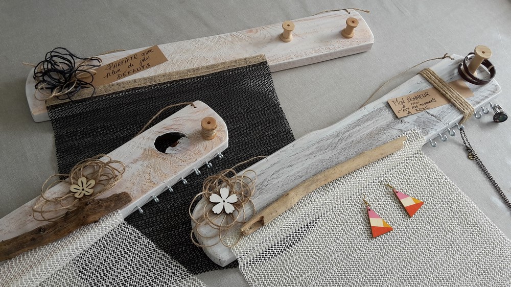 support bijoux-colliers-boucles-bracelets-maison-décoration-bois-pas de calais (9) présentoir-support-bijoux-mural-bois-personnalisé-artisanal-cadeau-décoration