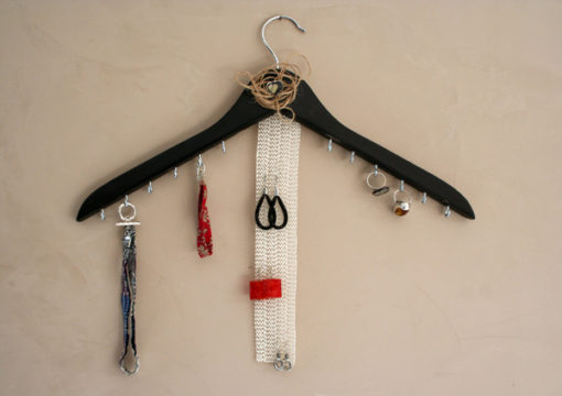 présentoir-support-bijoux-mural-ceintre-bois-personnalisé-artisanal-cadeau