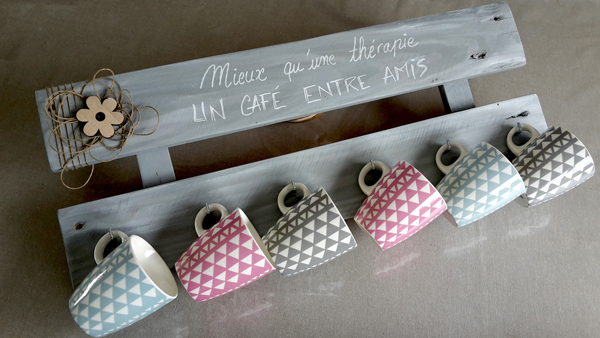 présentoir-support-rangement-tasses-mugs-murale-cuisine-café-bois-personnalisé-artisanal présentoir-support-rangement-tasses-mugs-murale-cuisine-café-bois-personnalisé-artisanal