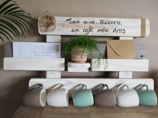 présentoir-support-rangement-tasses-mugs-murale-cuisine-café-bois-personnalisé-artisanal-plante-courrier