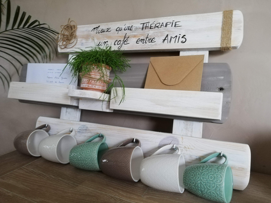 présentoir-support-rangement-tasses-mugs-murale-cuisine-café-bois-personnalisé-artisanal-plante-courrier présentoir-support-rangement-tasses-mugs-murale-cuisine-café-bois-personnalisé-artisanal