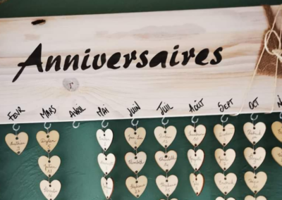 calendrier-anniversaires-évènement-perpétuel-pastille-bois-personnalisé-artisanal-cadeau-décoration