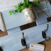 atelier-creatif-showroom-porte-manteaux-patères-bois-artisanal-plante