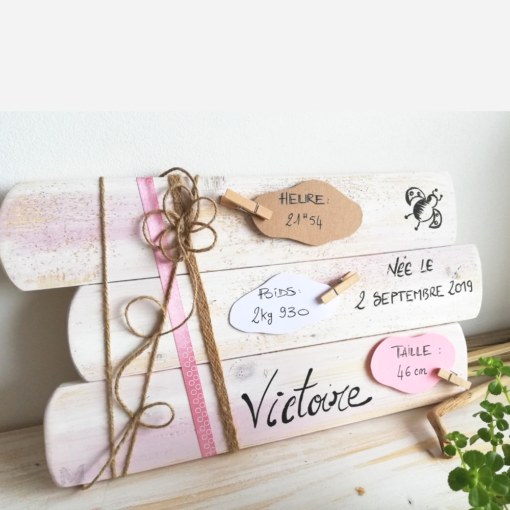 tableau-bois-cadeau-naissance-bébé-personnalisé-décoration-chambre-artisanal