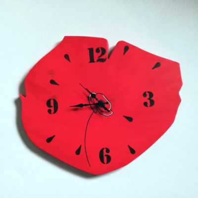 horloge-rouge-murale-bois-décoration-personnalisé-citation-artisanal-coquelicot-pendule