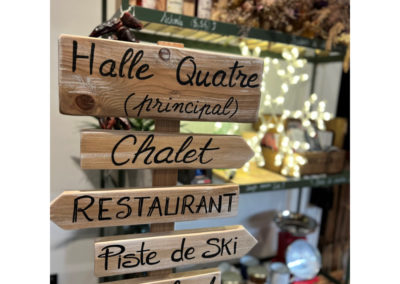 panneau-directionnel-flèche-direction-évènement-bois-interieur-extérieur-personnalisé-artisanal-mariage-commerce