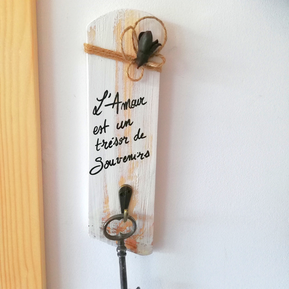 porte clef mural personnalisé pour la maison, porte clé mural bois bois  avec panier de rangement en fer, gravé, cadeau pour pendaison de  crémaillère, mariage : : Cuisine et Maison