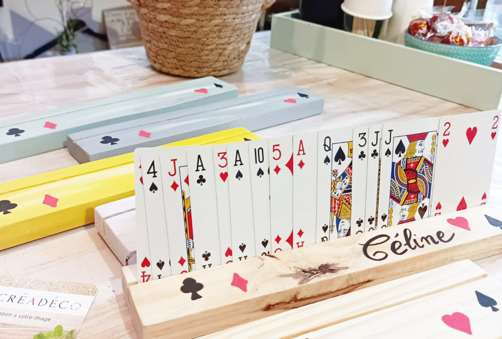 Support porte-cartes à jouer personnalisé – Accessoire pratique en bois