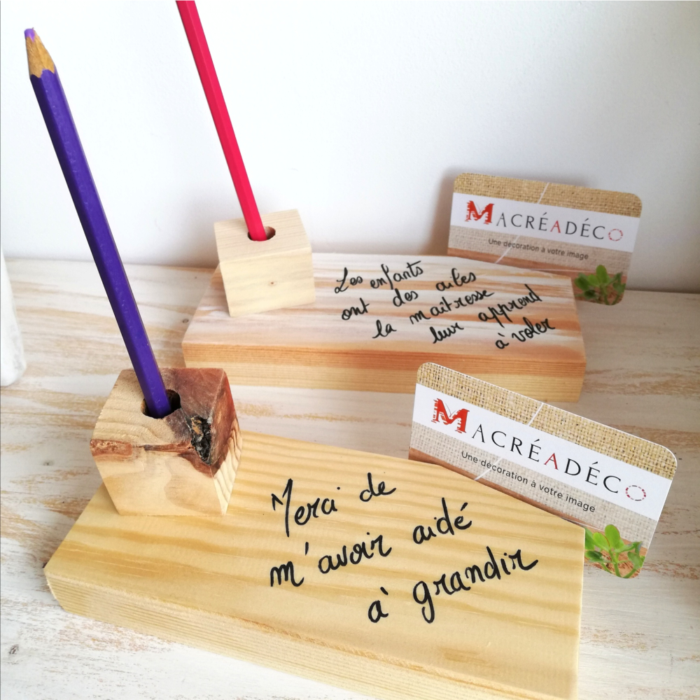 support-pot-porte-crayons-bois-décoration-bureau-cadeau-maitresse-fin-d'année-message-bois-personnalisé-artisanal support-pot-porte-crayons-bois-décoration-bureau-cadeau-maitresse-fin-d'année-message-bois-personnalisé-artisanal