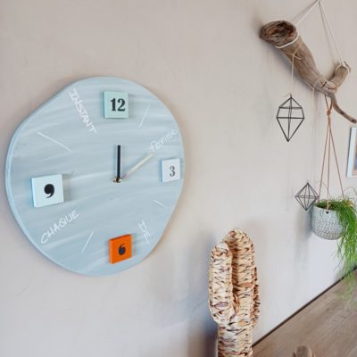 horloge-murale-bois-décoration-personnalisé-citation-artisanal-ronde-pendule