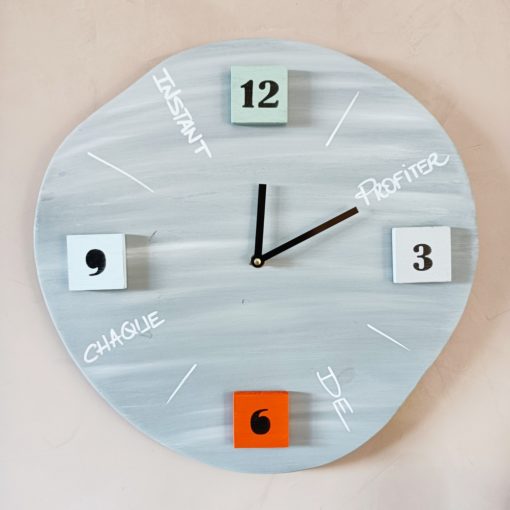 horloge-murale-bois-décoration-personnalisé-citation-artisanal-ronde-pendule