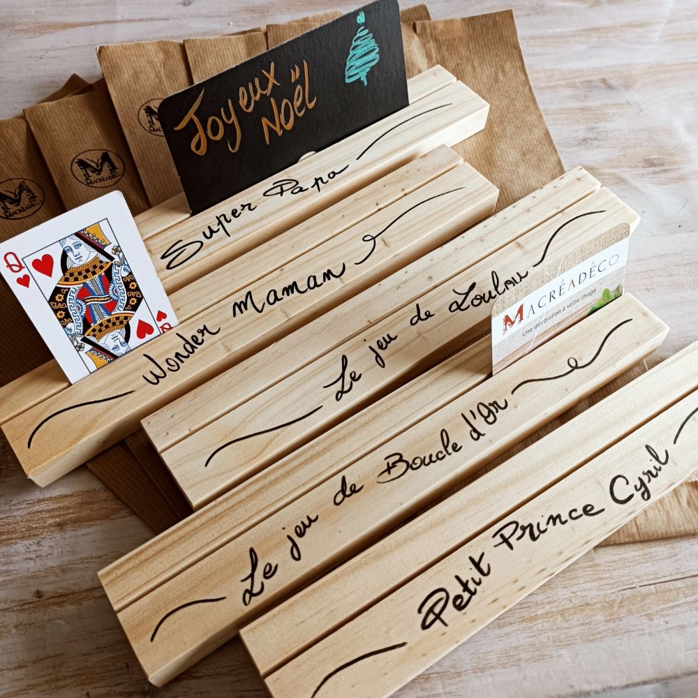 support-carte-a-jouer-bois-personnalisé-artisanal-cadeau