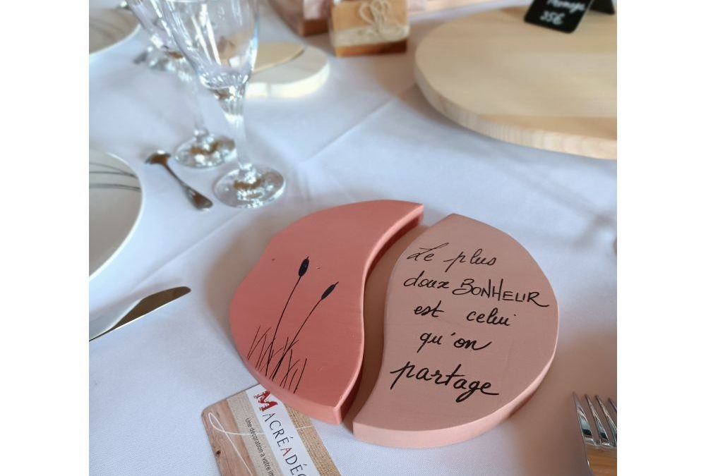 Dessous de Plat Rond Citation Bois – Élégance et Inspiration pour Votre Table