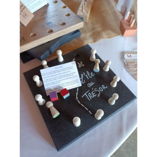 jeu-ile-au-tresor-memo-bois-tactique-pions-enfant-personnalisé-artisanal-cadeau