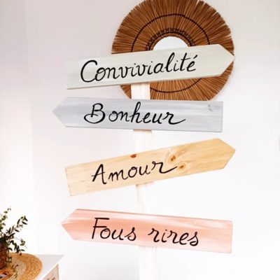 panneau-directionnel-flèche-direction-évènement-bois-interieur-extérieur-personnalisé-artisanal-mariage-commerce-valeurs