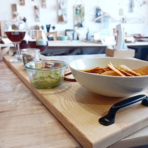 planche-plateau-bois-poignée-noire-apéro-personnalisé-artisanal-aperitif