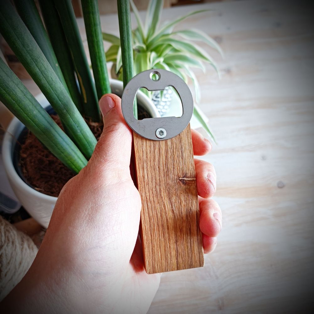 décapsuleur-ouvre-cannette-bière-main-bois-artisanal-cadeau-personnalisé
