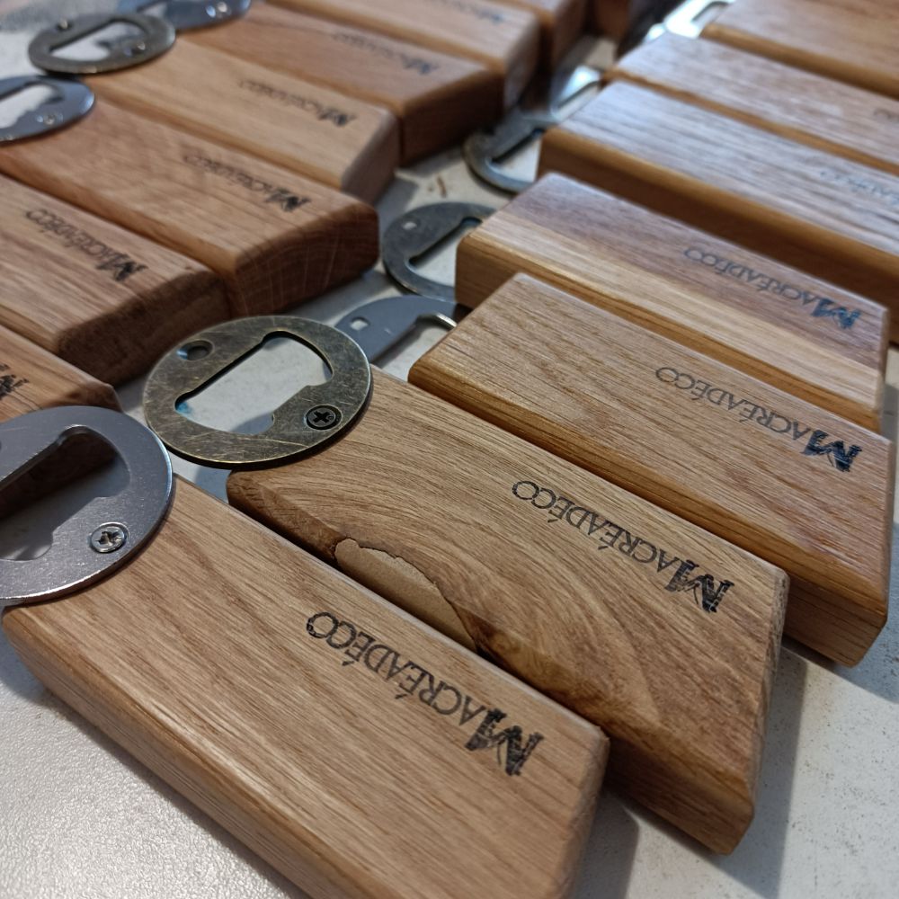 décapsuleur-ouvre-cannette-bière-main-bois-artisanal-cadeau-personnalisé