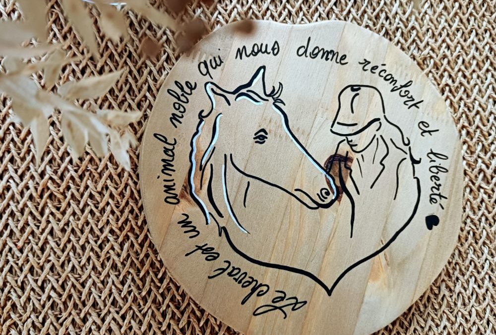 Dessous de Plat Rond Cheval en Bois – Élégance Rustique et Pratique