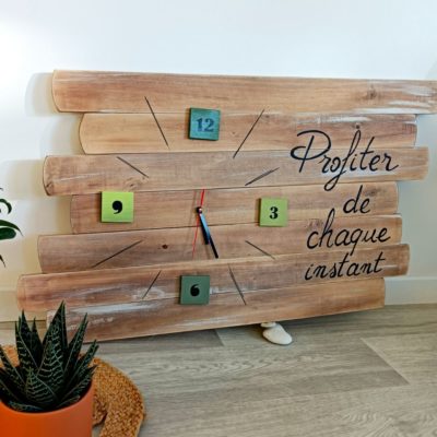 horloge-murale-naturel-bois-décoration-personnalisé-citation-artisanal-pendule