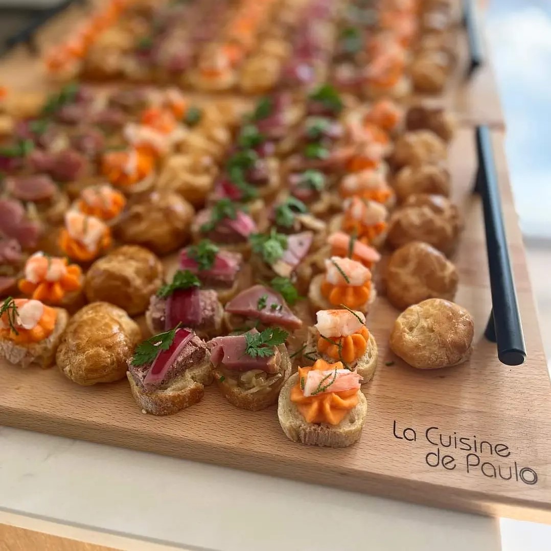 planche-plateau-bois-poignée-noire-apéro-personnalisé-artisanal-aperitif