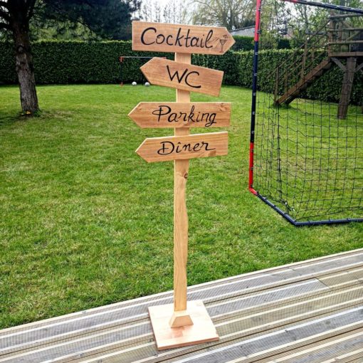 panneau-bois-directionnel-direction-evenement-personnalisé-artisanal