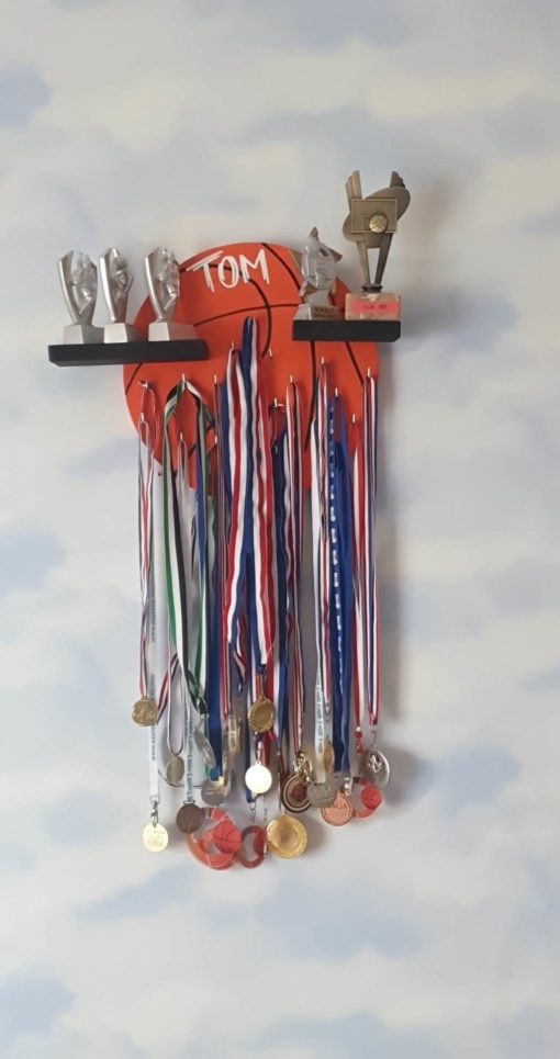 étagère-basket-médaille-personnalisé-décoration-chambre-enfant-bois-artisanal-cadeau