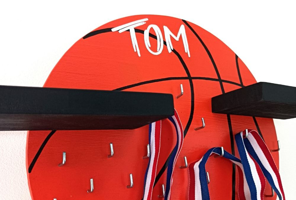 Étagère basket personnalisée – Support médailles et coupes enfant
