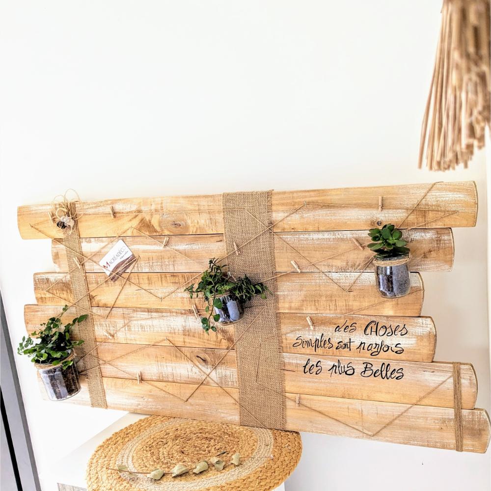 pele-mele-photos-bois-plante-vegetal-citation-personnalise-deco-mural-artisanal-cadeau Décoration murale en bois avec plantes suspendues.