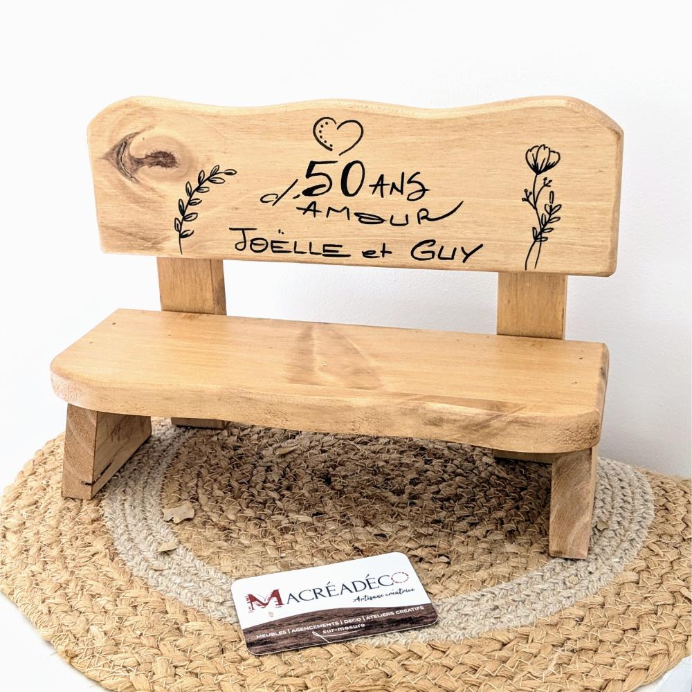 Banc en bois avec message d'amour personnalisé.