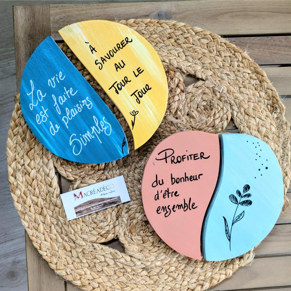 dessous-sous-plat-bois-décoration-table-personnalisé-artisanal-cadeau Plaques décoratives rondes avec citations inspirantes.