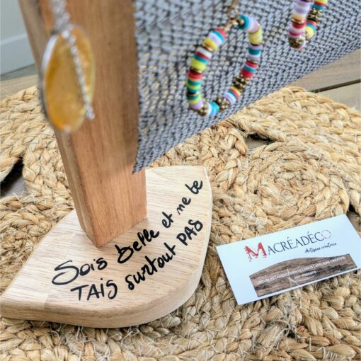 Support bois avec citation inspirante et carte d'entreprise.