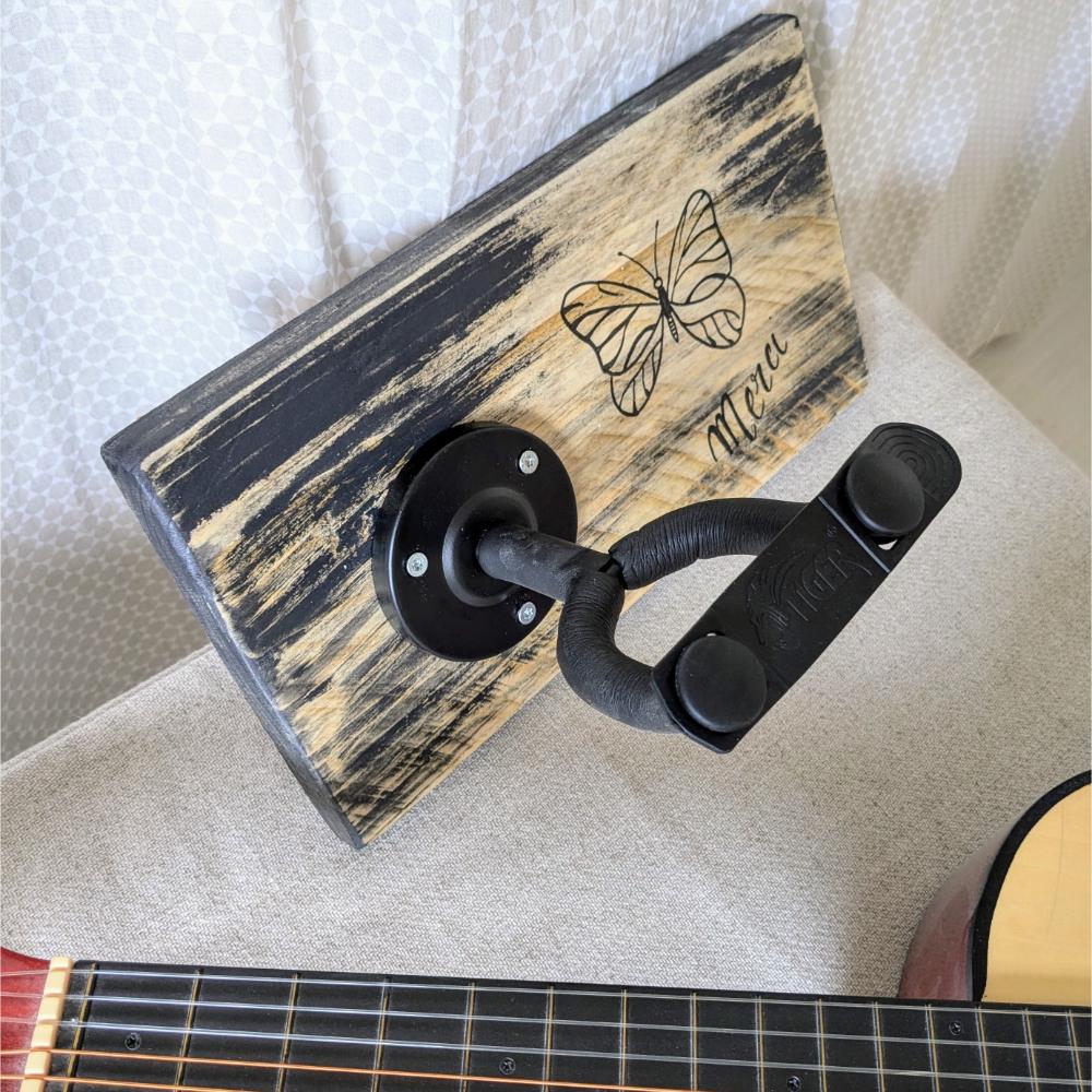Support mural en bois pour guitare, décoré papillon.