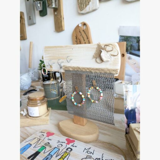 Présentoir bois avec boucles d'oreilles colorées.