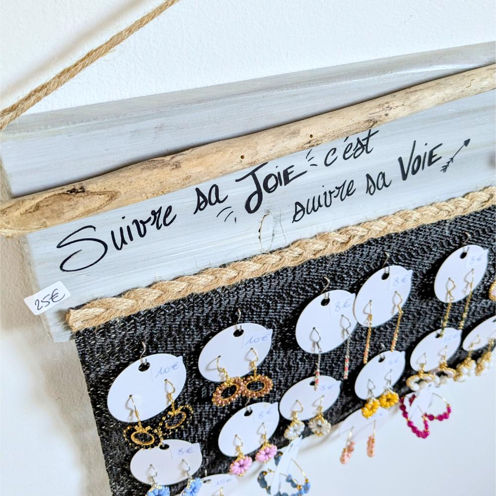 présentoir-support-bijoux-mural-bois-personnalisé-artisanal-cadeau Panneau avec bijoux et citation inspirante.