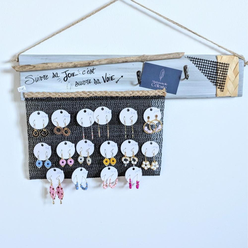 présentoir-support-bijoux-mural-bois-personnalisé-artisanal-cadeau Présentoir à boucles d'oreilles artisanales décoré.