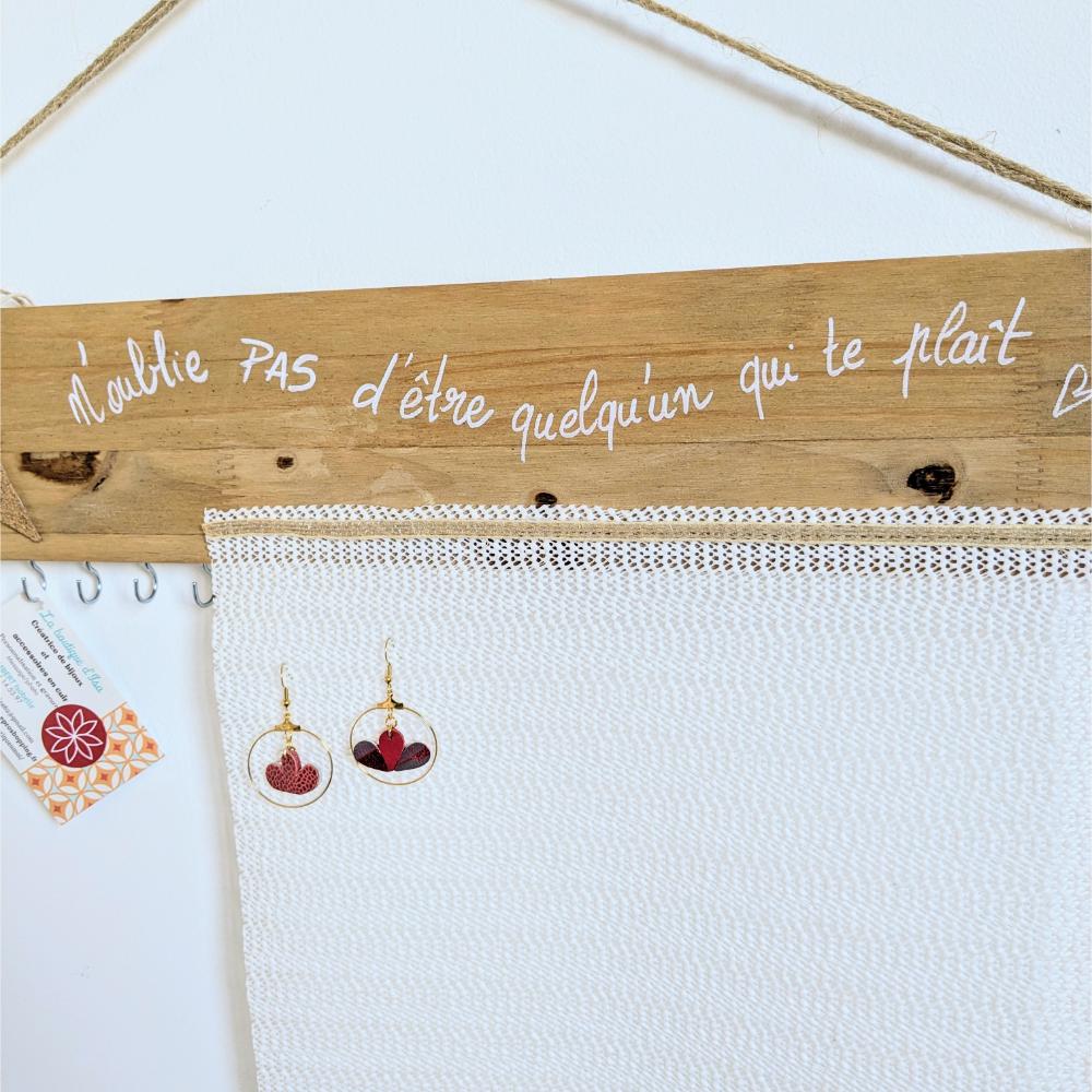 présentoir-support-bijoux-mural-bois-personnalisé-artisanal-cadeau Panneau bois avec citation motivante.