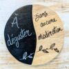 dessous-sous-plat-bois-décoration-table-personnalisé-artisanal-cadeau Plateau yin-yang avec texte incitant à goûter.