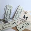 Plaques de chambre et douche en bois peint.