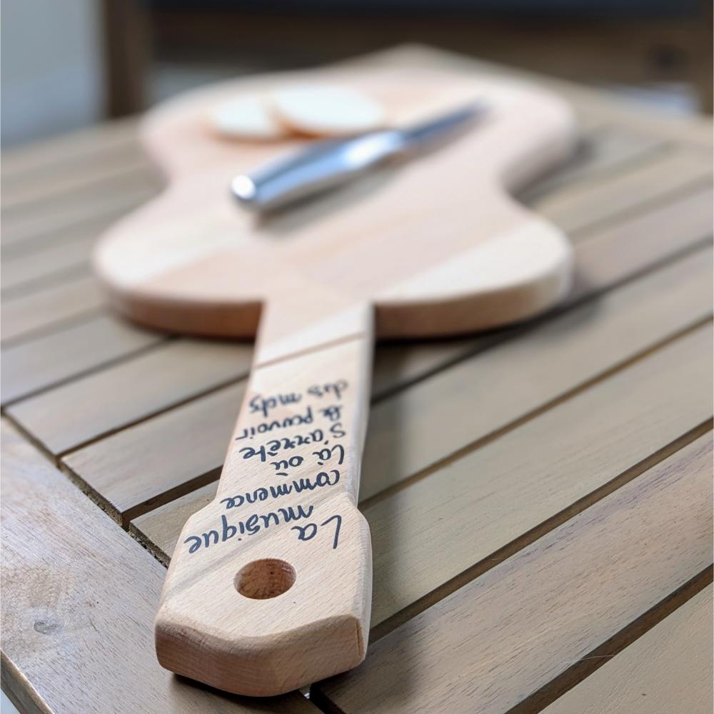 Planche à découper en bois avec couteau.