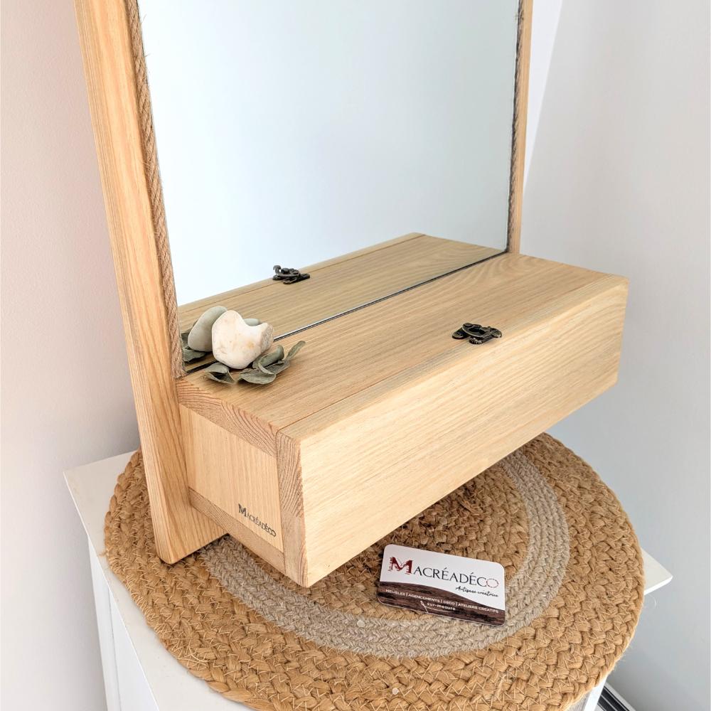 Miroir en bois avec déco et carte de visite.