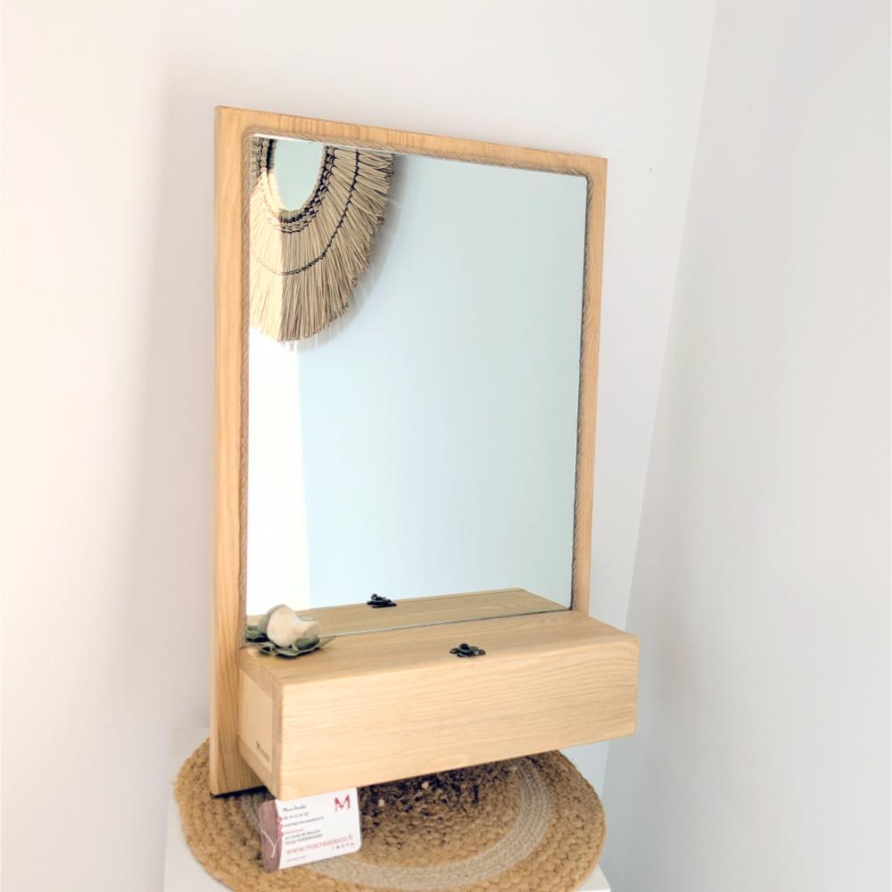 Miroir en bois avec tiroir et déco naturelle.