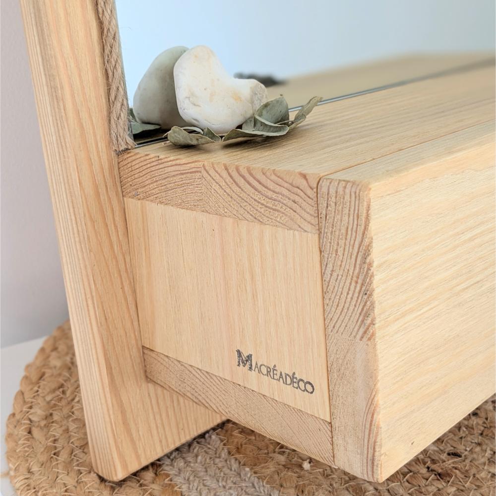 Coin de meuble en bois avec galets.