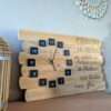 Horloge murale en bois avec une citation inspirante.