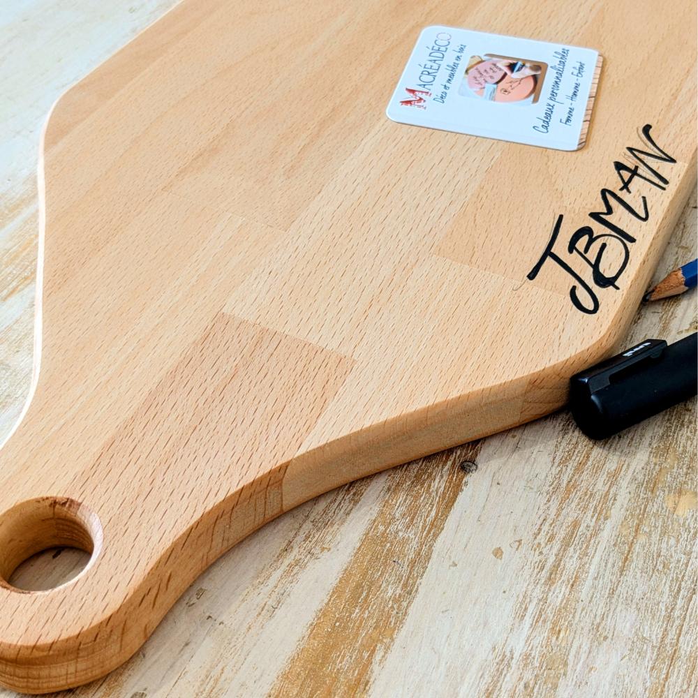 Planche à découper bois avec gravure personnalisée.
