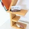 Étagère en bois avec livres et carte