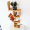 Étagère moderne avec plante et livres décoratifs.