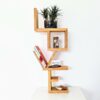 Étagère en bois design avec livres et plantes.